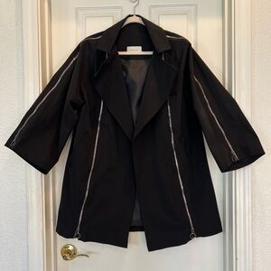 Elegant Short Black Trench Coat with Zipper Details